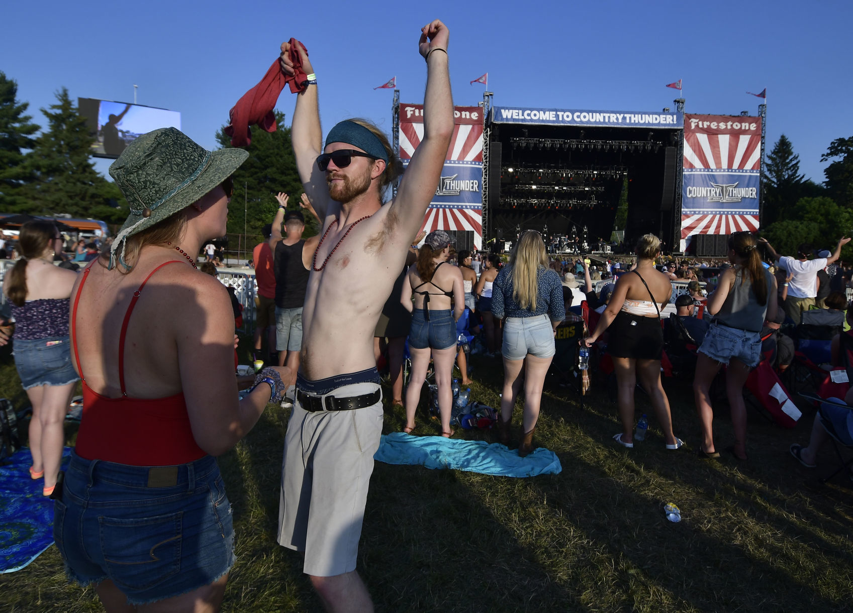 COUNTRY THUNDER